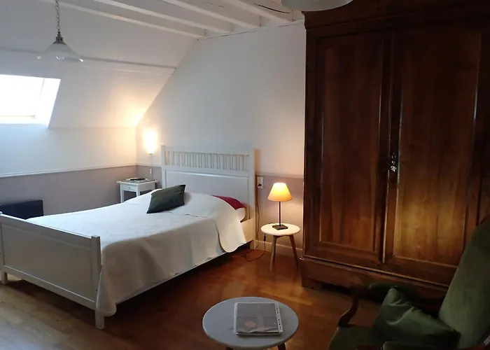 לינה וארוחת בוקר La Croix St Jean 3*